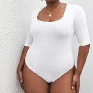SHEIN BASICS Plus Scoop Neck Half Sleeve Form Fitted Bodysuit